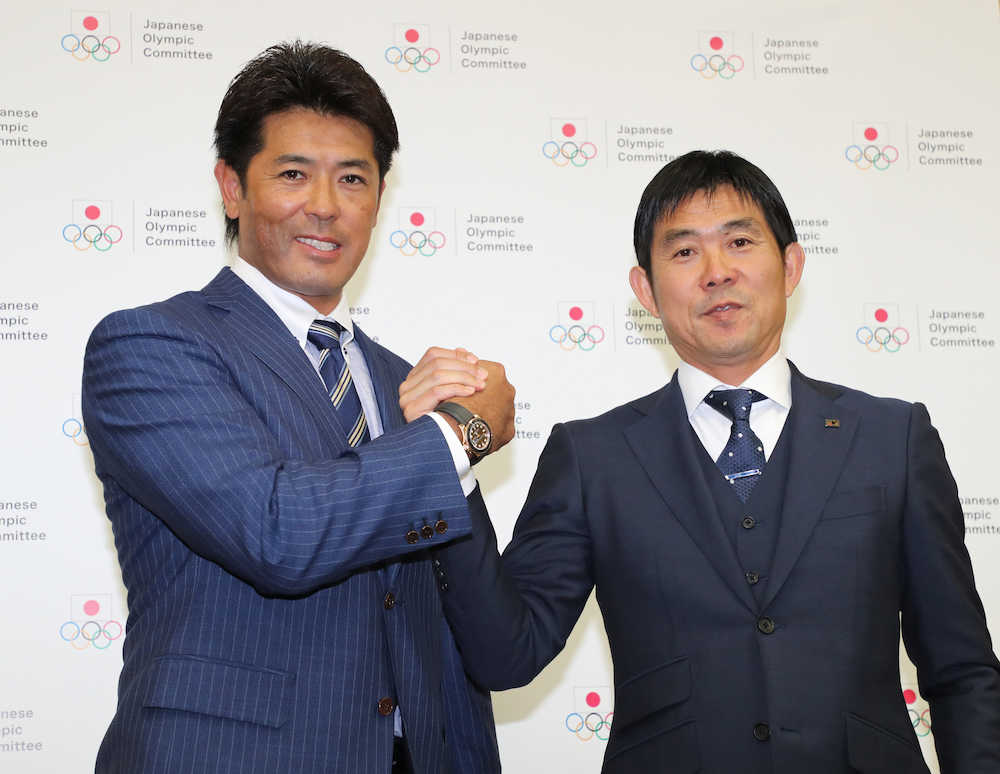 握手を交わす野球日本代表・稲葉監督（左）とサッカー日本代表・森保監督（撮影・吉田　剛）