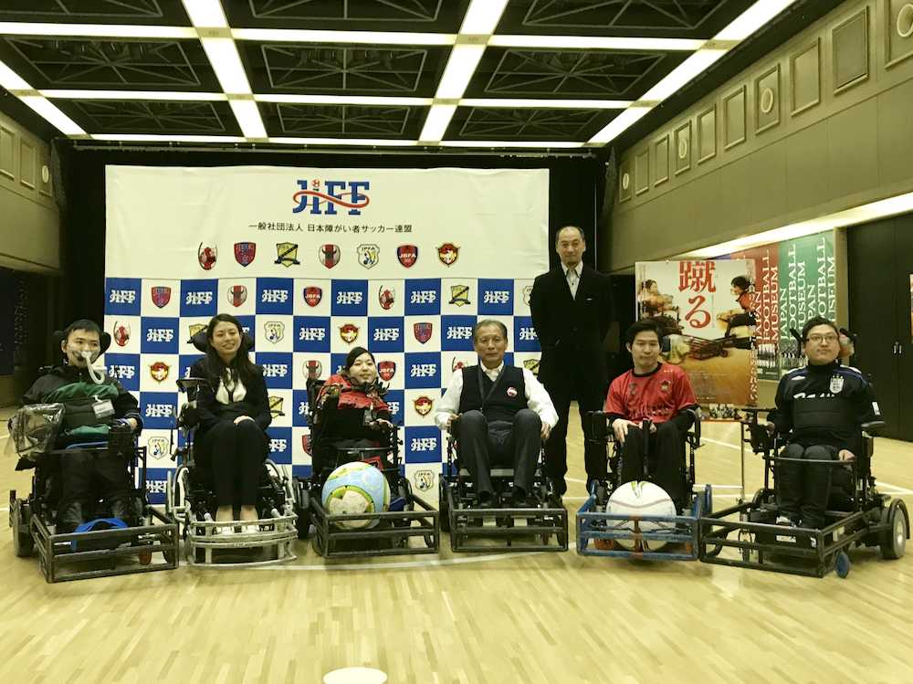 電動車椅子サッカーの体験会に参加した原副理事長（左から４人目）
