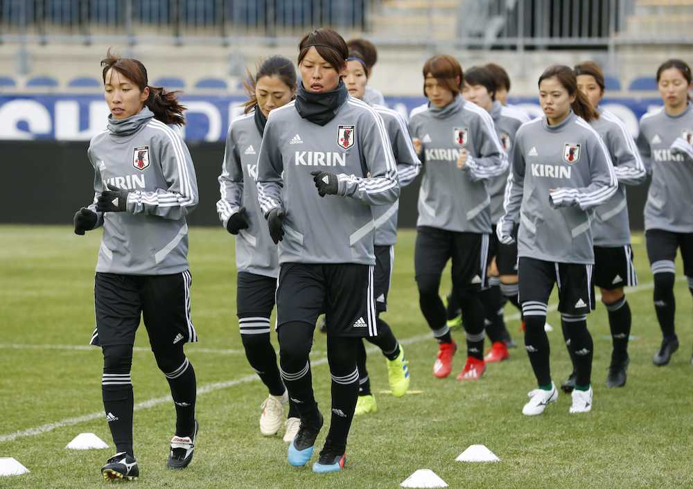米国戦に向けて調整する（手前左から）中島、熊谷らサッカー女子日本代表