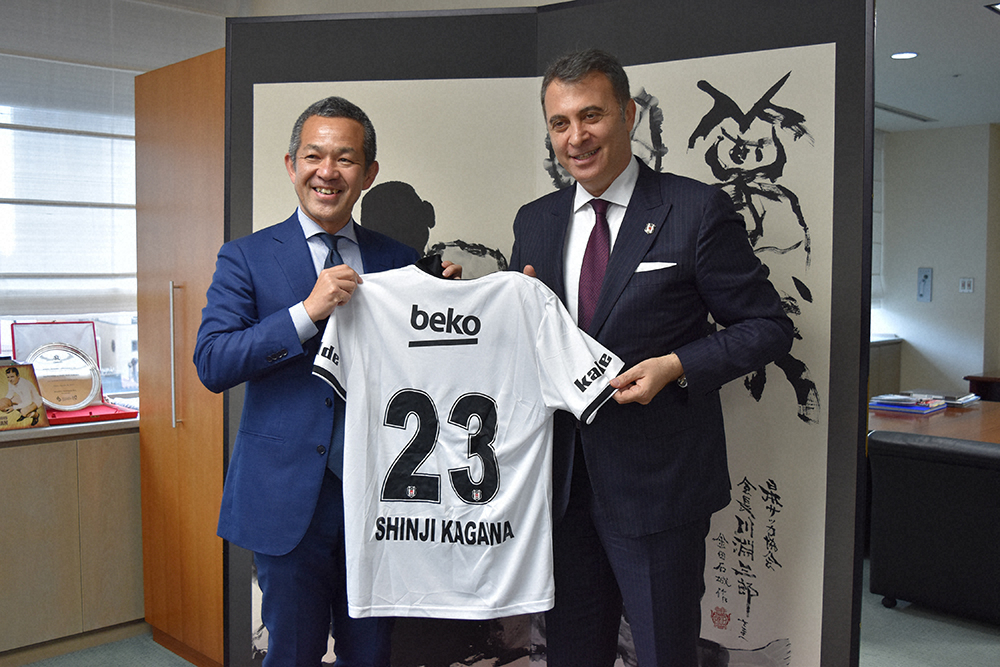 香川のユニホームを手に笑顔を見せるベシクタシュ・オルマン会長（右）と日本サッカー協会・須原専務理事