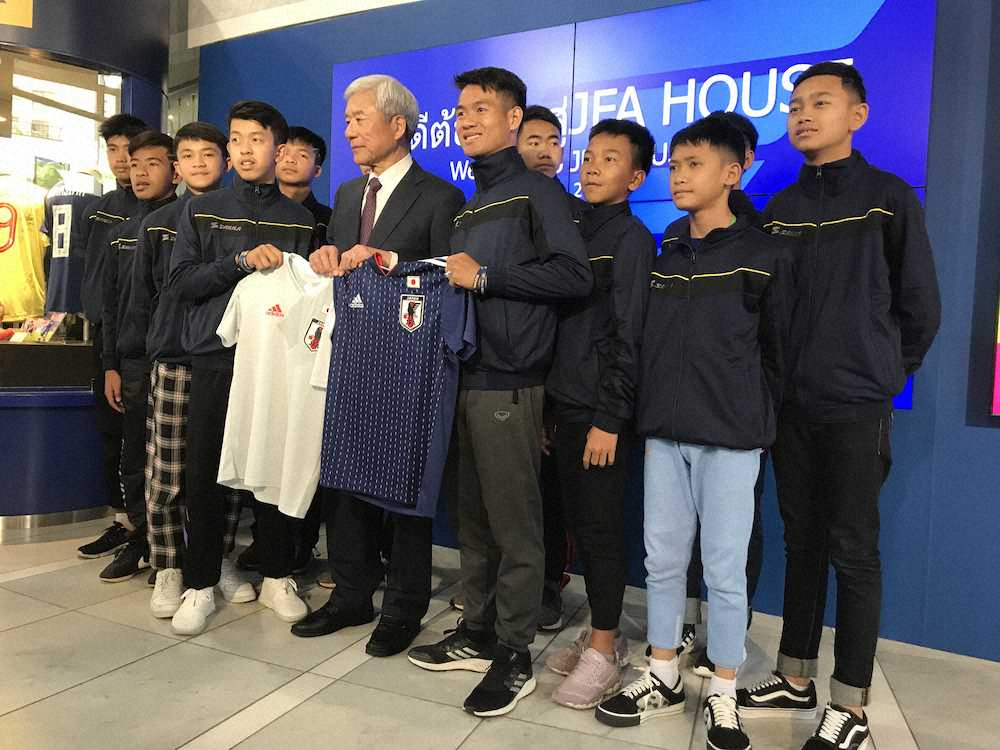 “奇跡の生還”タイ救出少年が日本サッカーミュージアムを訪問