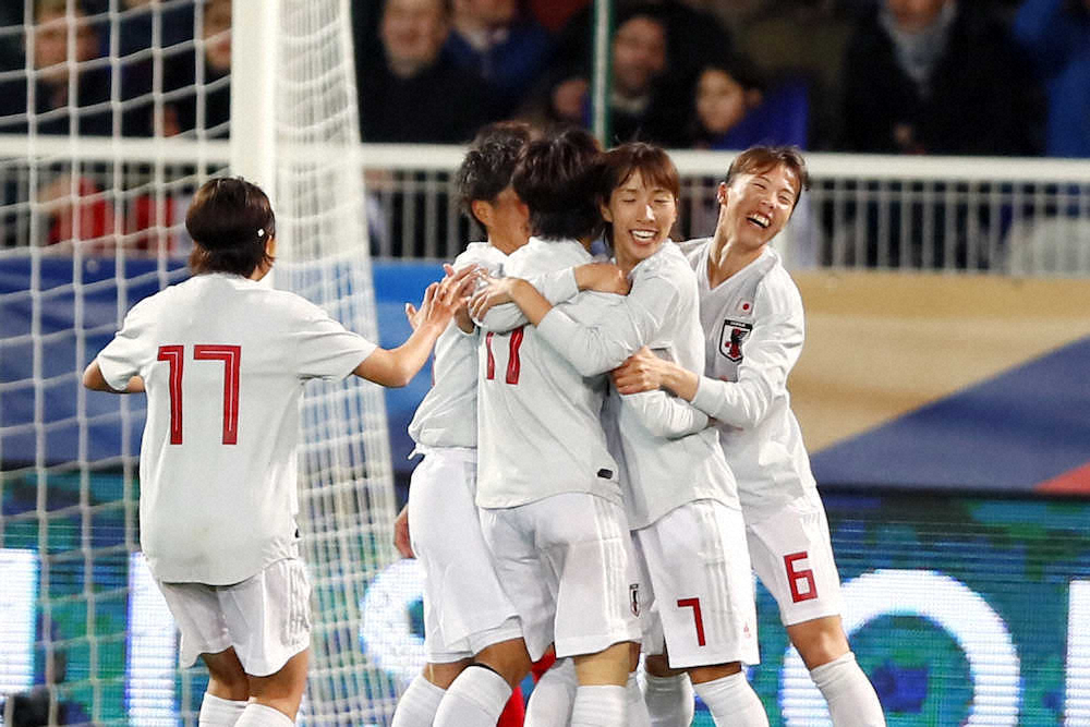 ＜日本・フランス＞前半24分、同点ゴールを決めた小林（中央）を祝福するなでしこジャパンの選手たち（AP）