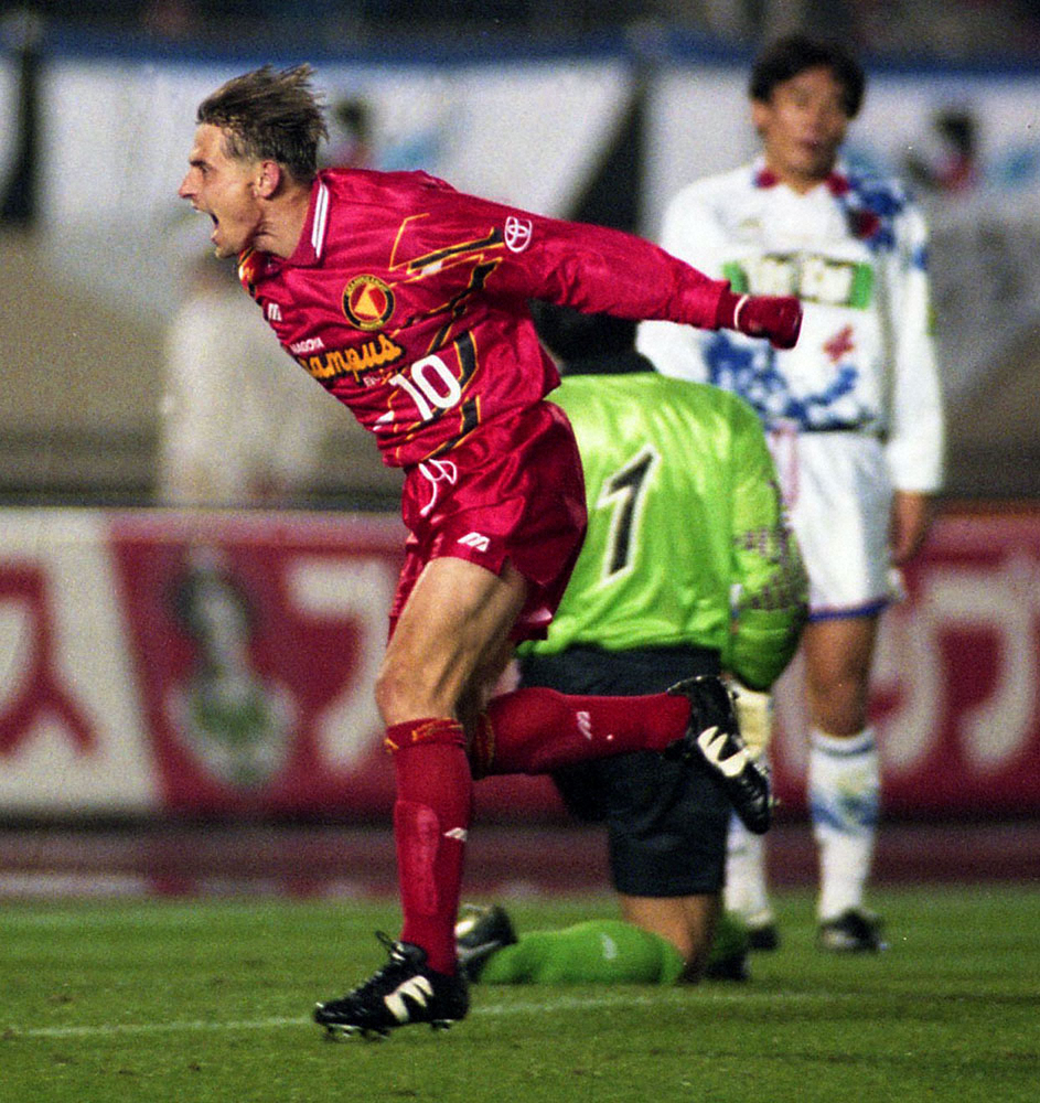 <サントリーカップ・チャンピオンファイナル決勝　名古屋1-0鹿島（1996年11月20日）>延長後半5分、名古屋・ストイコビッチがＶゴールを決めて、優勝に導いた