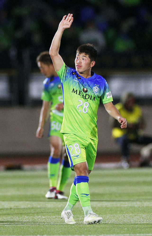 湘南MF鈴木冬、プロ初ゴールで勝利！笑顔で「打った瞬間のことは覚えていない」