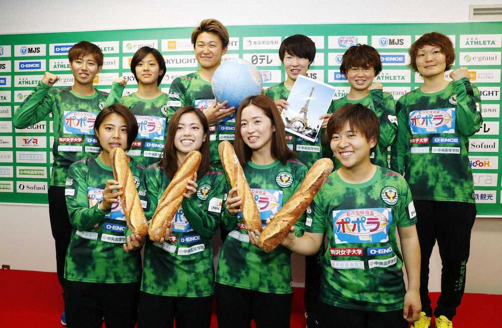 サッカー女子W杯の日本代表に選ばれ、ポーズをとる（後列右から）阪口、宮川、遠藤、山下、小林、植木、（前列左から）三浦、長谷川、清水、籾木ら日テレの選手たち