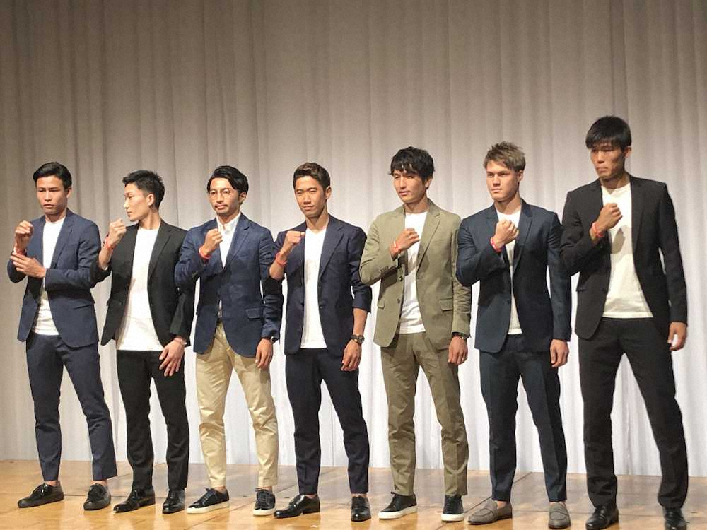 イベントに出席した（左から）薗田氏、桃田、柴崎、香川、原口、酒井高、冨安