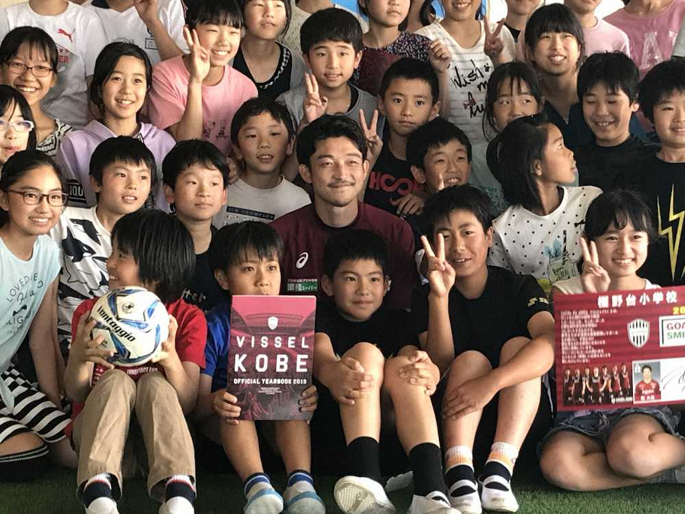 樫野台小学校の6年生と記念撮影をする西（中央）