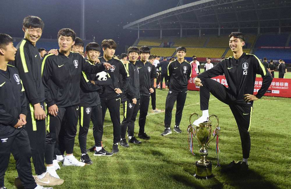 ユース大会優勝の韓国、トロフィー踏みつける“侮辱行為”　主催の中国が優勝杯剥奪を決定