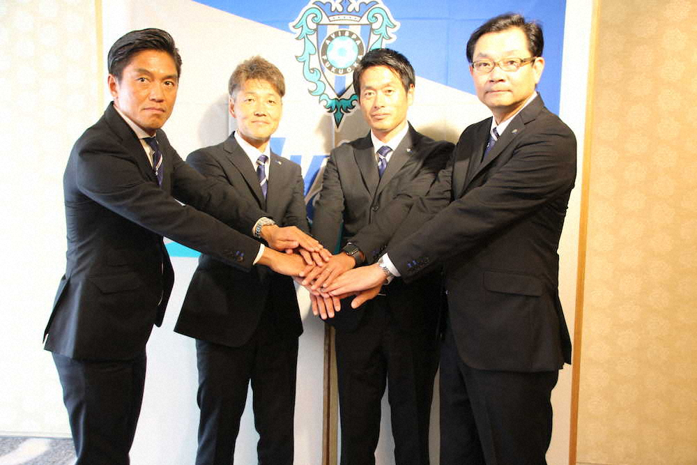 新体制での飛躍を誓う（左から）鈴木強化部長、久藤新監督、藤崎コーチ、川森社長