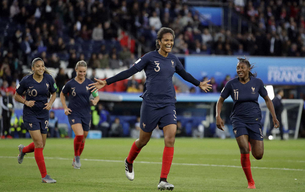 ＜女子W杯＞韓国戦でゴールを決め喜ぶルナール（中央）らフランス代表イレブン（AP）