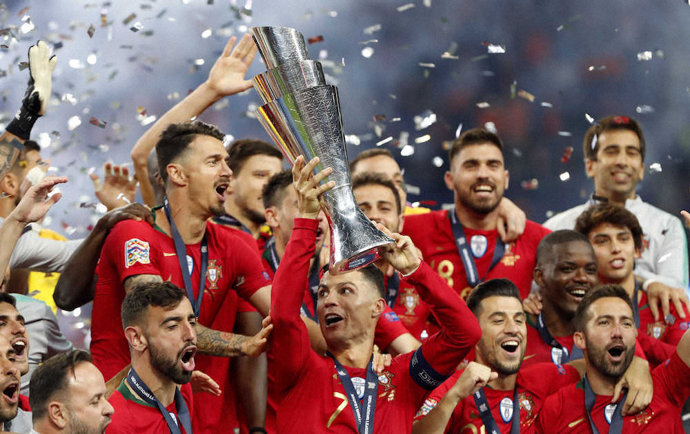 欧州ネーションズリーグを制し優勝杯を掲げ喜ぶC・ロナウド（中央手前）らポルトガル代表イレブン（AP）