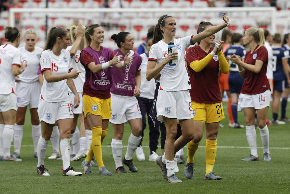 ＜女子Ｗ杯1次リーグＤ組＞スコットランドに勝利し喜ぶイングランド代表イレブン（ＡＰ）
