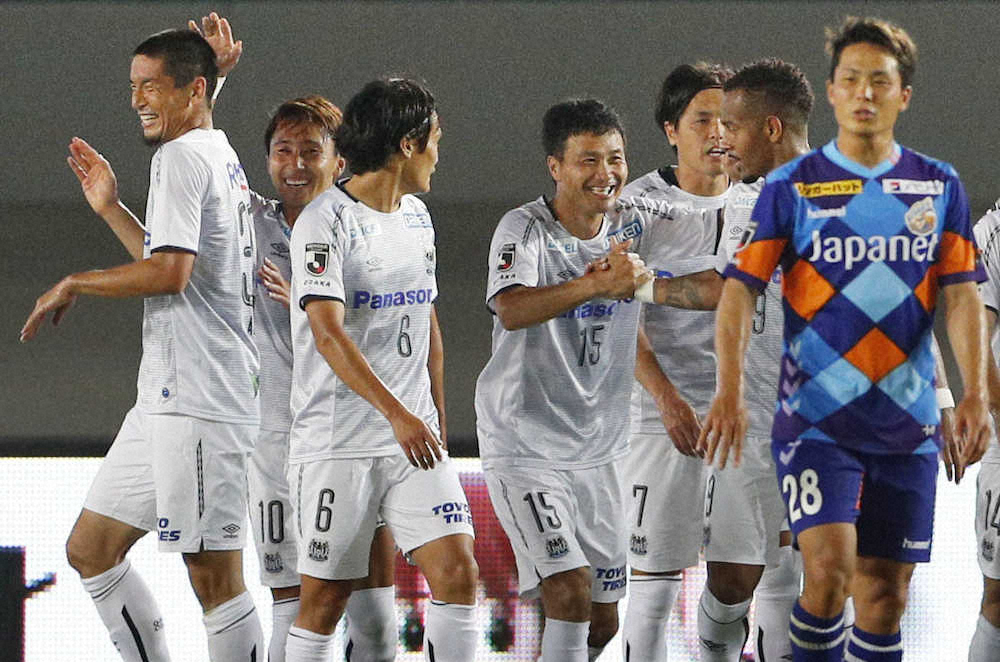 後半、2点目のゴールを決めた倉田（左から2人目）と喜ぶG大阪イレブン（共同）
