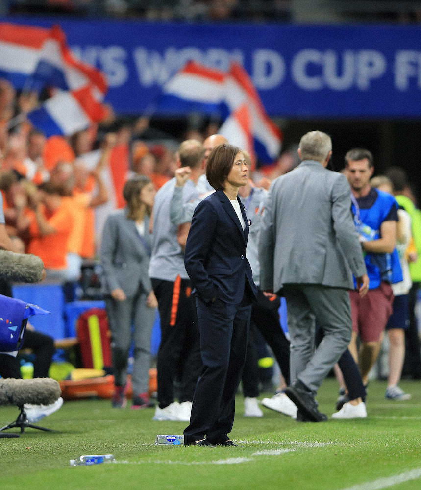 ＜オランダ・日本＞試合終了の瞬間、オランダ国旗が乱舞する中、悔しそうな表情を見せる高倉監督（撮影・篠原岳夫）