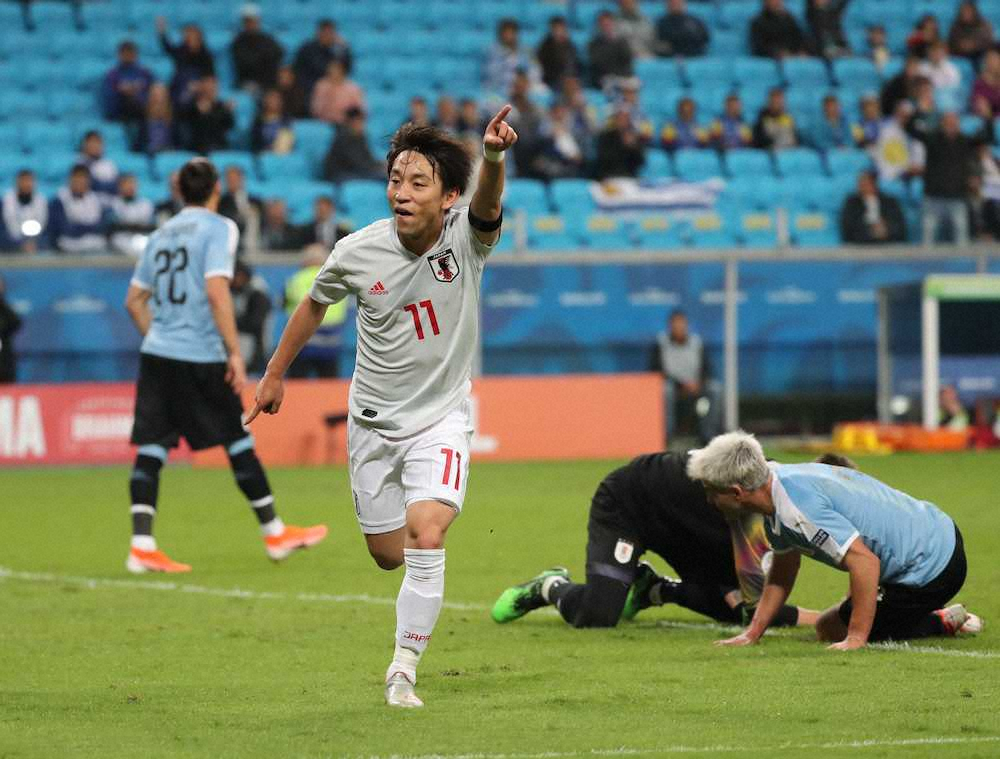 日本代表としてウルグアイ戦で2得点を挙げた三好