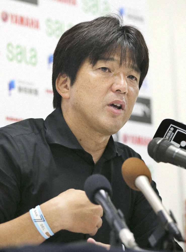 試合後、記者会見する磐田・名波監督