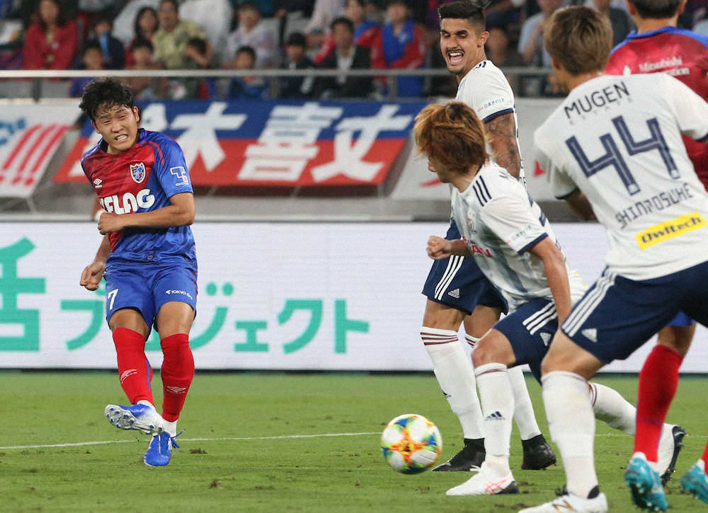 6月29日の横浜戦の前半17分、ゴールを決めるFC東京・ナ・サンホ（左）（撮影・西海健太郎）