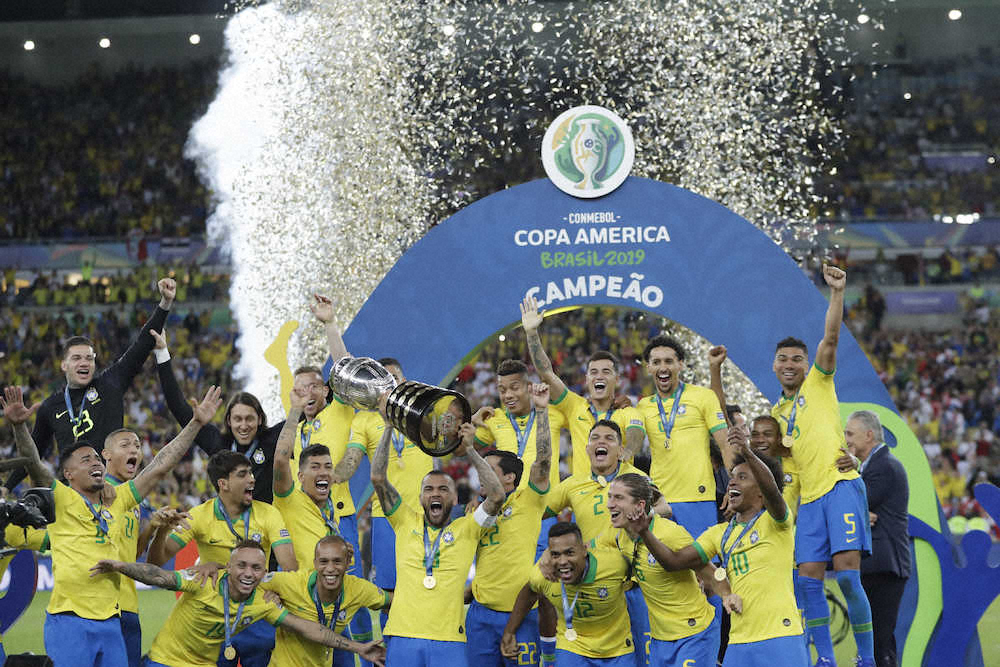 南米選手権で優勝し喜ぶブラジル代表イレブン（AP）