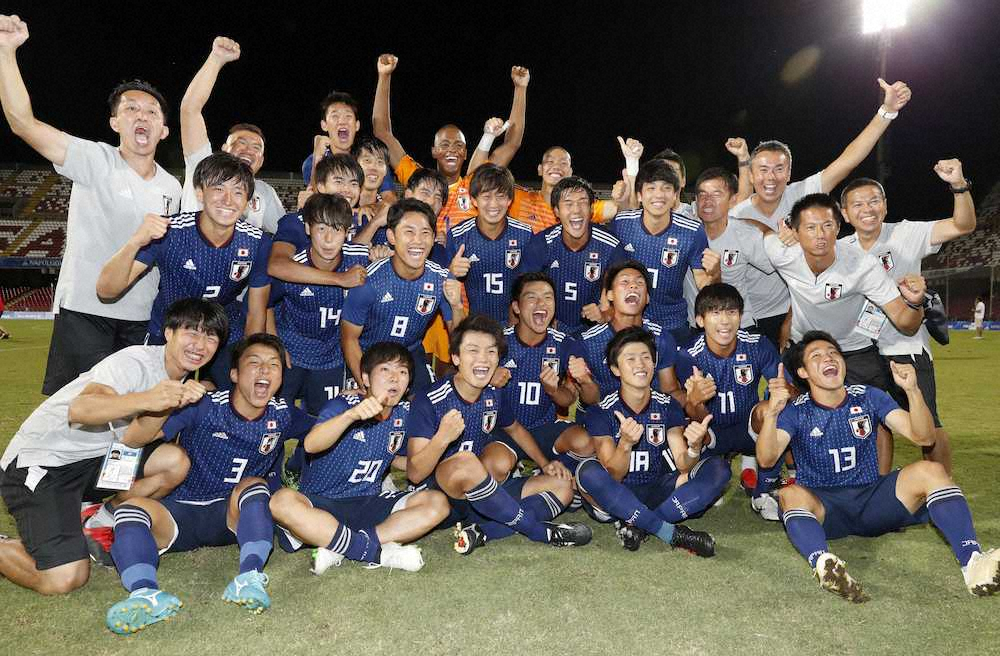 男子サッカー決勝でブラジルを破って優勝し喜ぶ日本代表