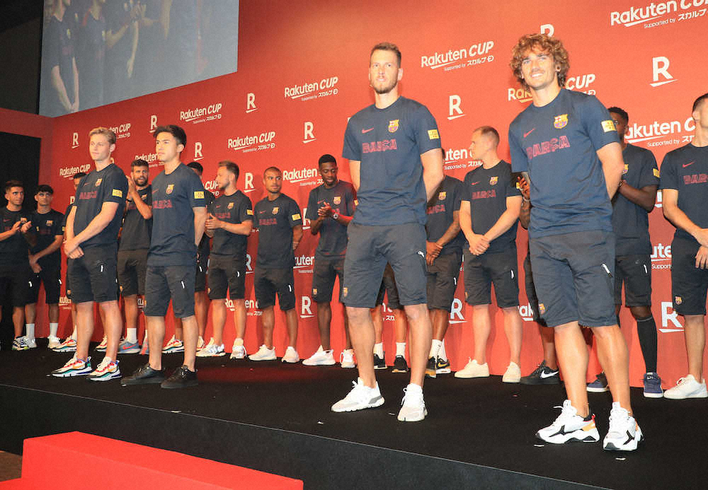 ＜FCバルセロナ開催記念レセプション＞新加入選手として紹介される（左から）デ・ヨング、安部、ネト、グリーズマン（撮影・篠原岳夫）