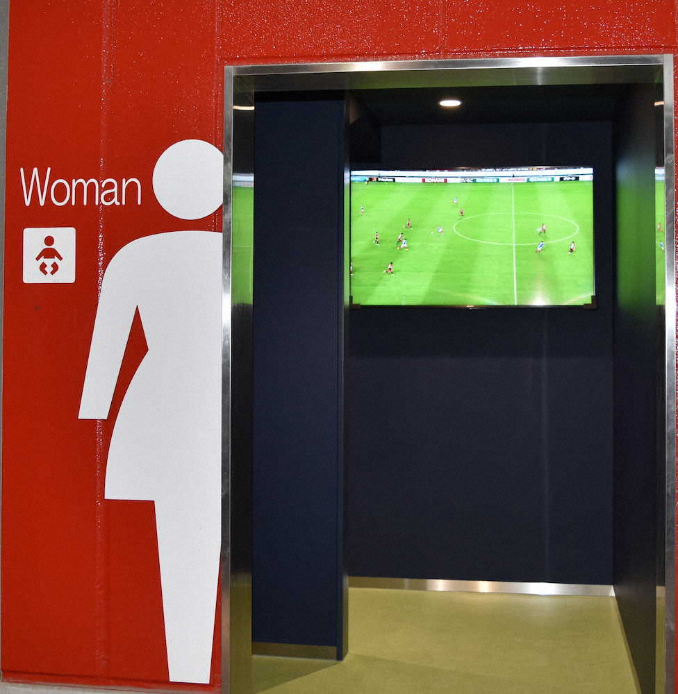 リニューアルされた女子トイレ。入り口に試合映像を流すスクリーンを設置