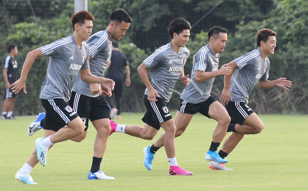 ＜サッカー日本代表練習＞並んでダッシュする（左から）橋本、吉田、南野、長友、堂安（撮影・西海健太郎）
