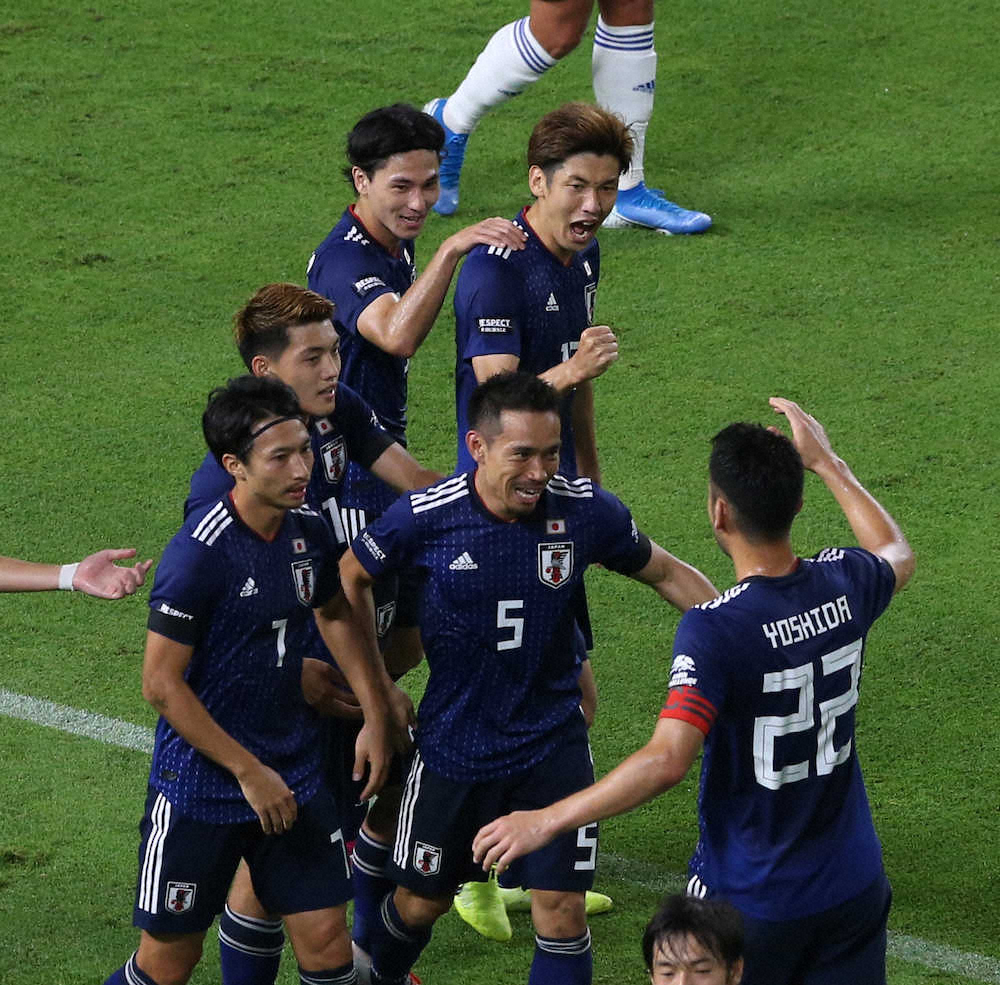 ＜日本・パラグアイ＞前半、先制ゴールを決めて喜ぶ大迫（右上）ら日本代表イレブン（撮影・西海健太郎）