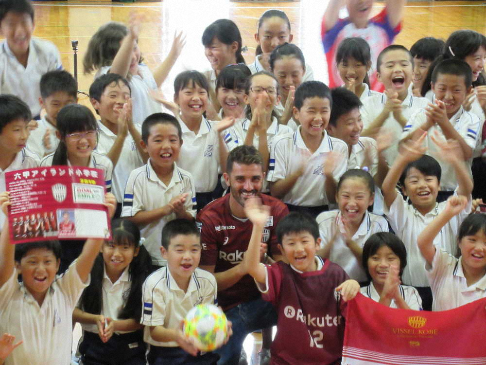 神戸FWビジャ　得点王よりフォアザチーム　小学校訪問で誓い「勝ち点3につなげたい」