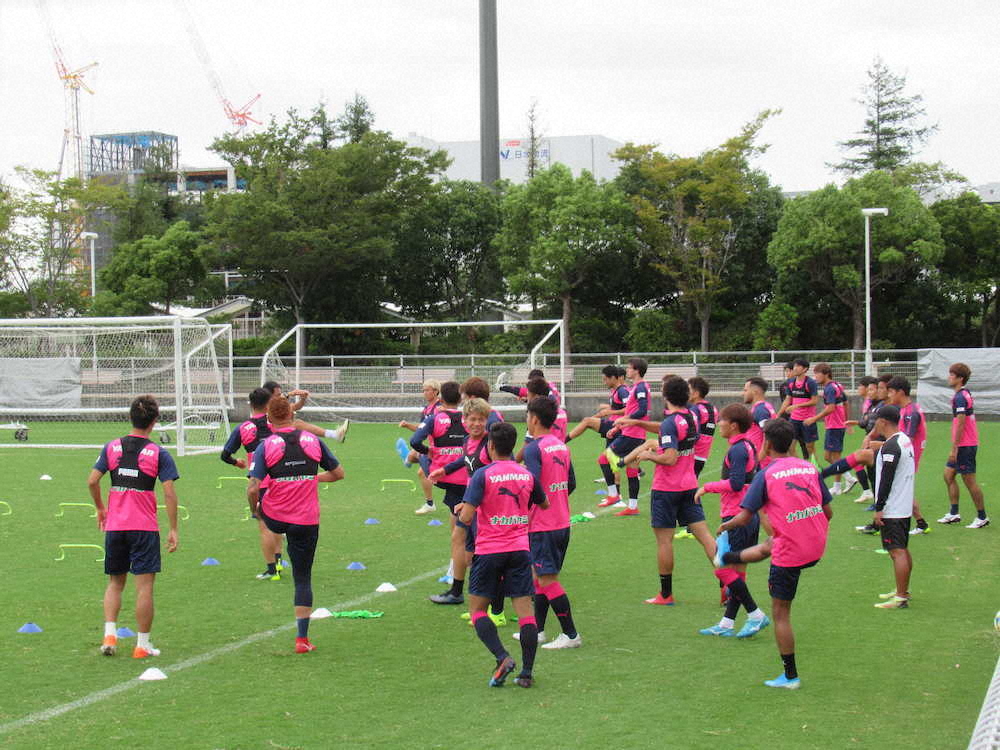 大阪ダービーに向け、U－23チームも含めて全員で調整するC大阪の選手たち