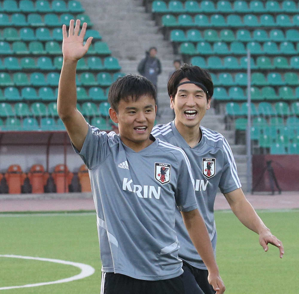 ＜サッカー日本代表練習＞ボール回しで手を挙げてアピールする久保（右は原口）（撮影・西海健太郎）