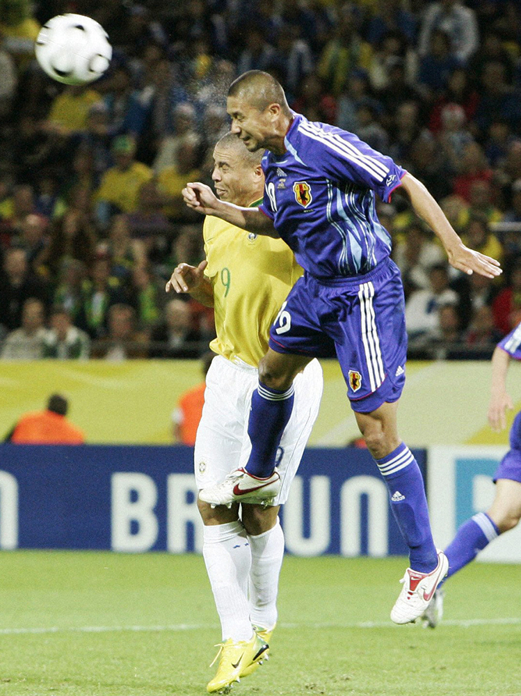 2006年6月、W杯ドイツ大会のブラジル戦で、ロナウドとヘディングで競り合う日本代表DF坪井