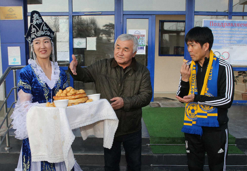 日本代表、ビシケク市内での初練習　パンと塩で“サプライズ歓迎”