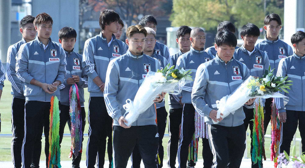 久保　原爆慰霊碑に献花「当たり前の幸せをかみしめることが大切」