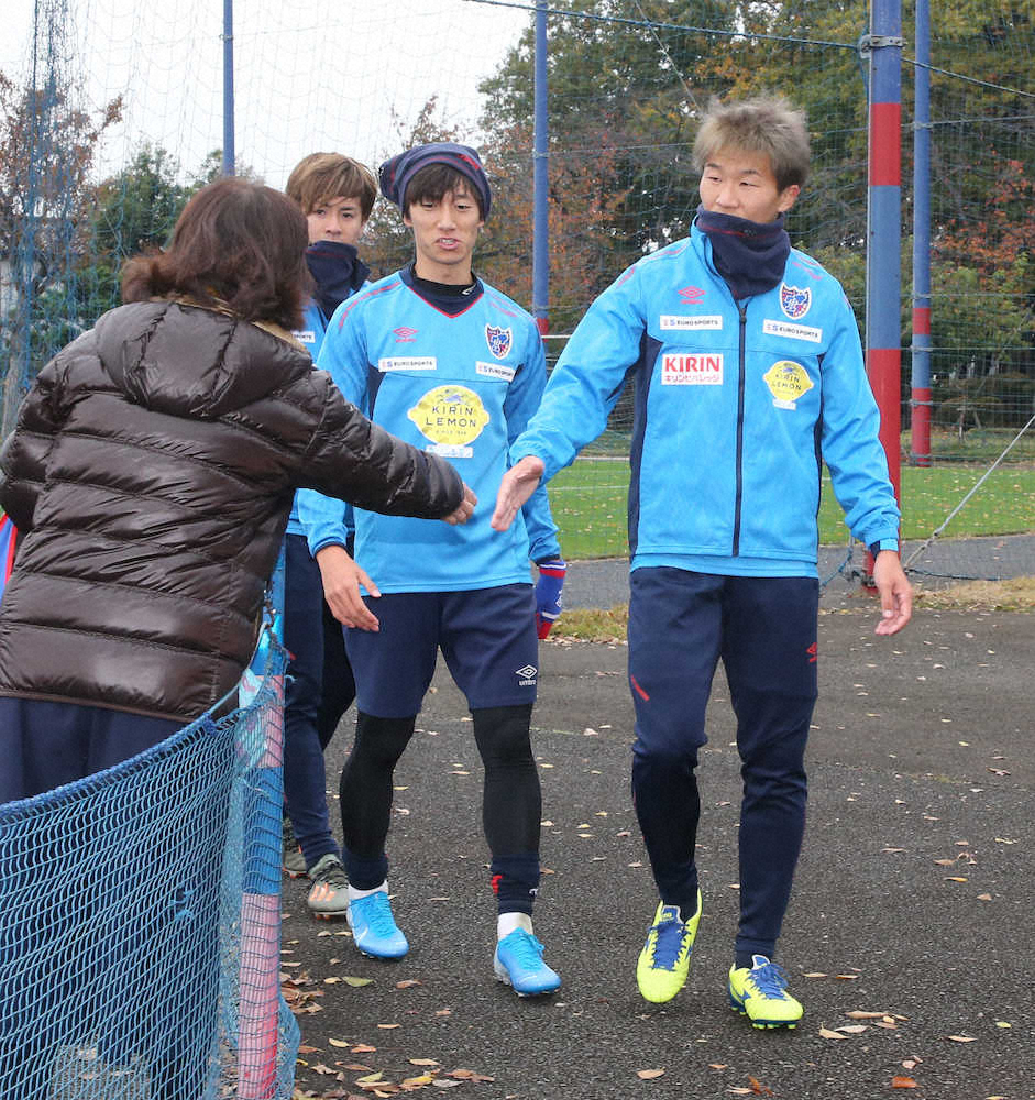＜FC東京練習＞ファンと握手する（右から）永井、室屋（撮影・西海健太郎）