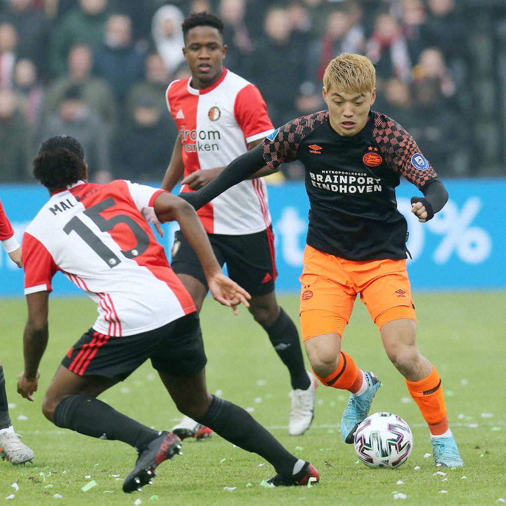 PSV・堂安、負傷の影響なしで好機演出　チームは敗れてファンボメル監督解任