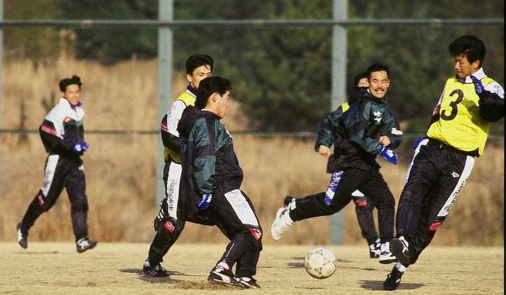 震災から20日後の2月6日、倉敷で始動しボールを追う神戸の選手たち（C）VISSEL　KOBE