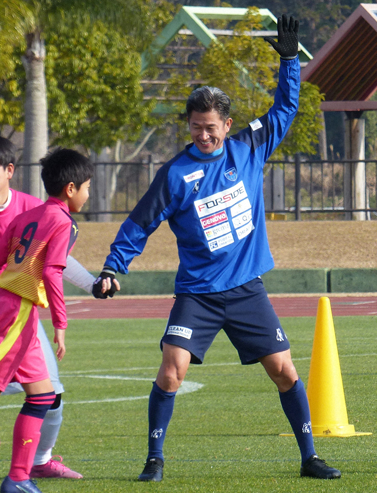 全体練習に完全合流した横浜FCのカズ（右）