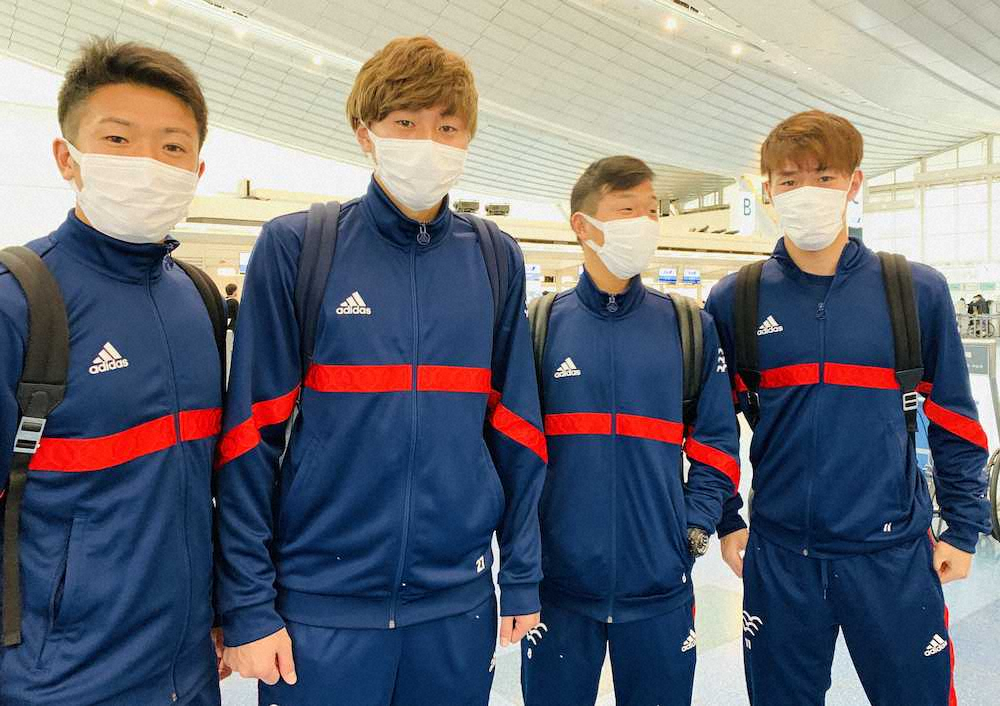 韓国に向けて出発する横浜の（右から）遠藤、喜田、松原、高野