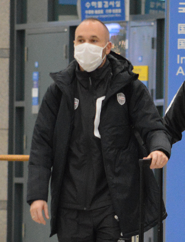 神戸　イニエスタもマスク着用“厳戒態勢”で韓国入り