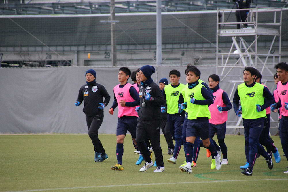 攻守でチームの軸となるMF松岡（左から2人目）