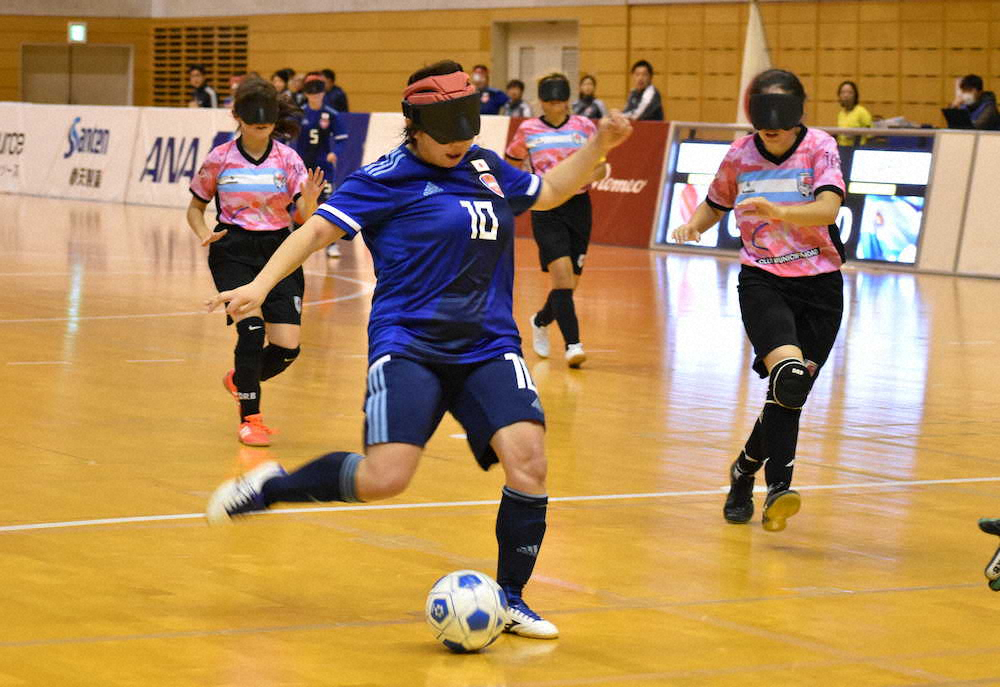 試合に臨むブラインドサッカー女子日本代表の菊島
