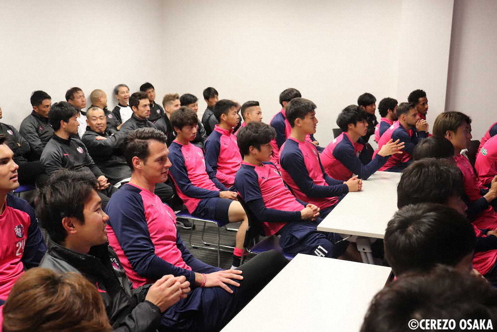 コロナウイルス対策衛生講習会で話を聞くC大阪の選手、スタッフ