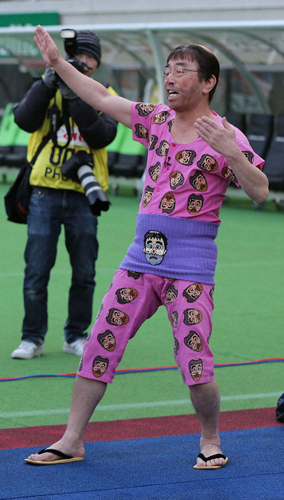 2014年3月8日のFC東京―甲府戦の試合前、「変なおじさん」姿で登場した志村けんさん