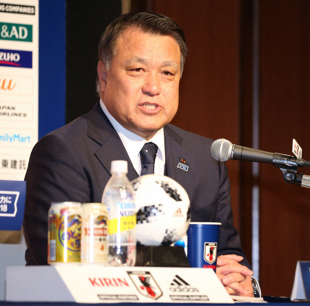 田嶋会長、内田の貢献に感謝「長年にわたって日本サッカーに大きく貢献してくれた選手です」