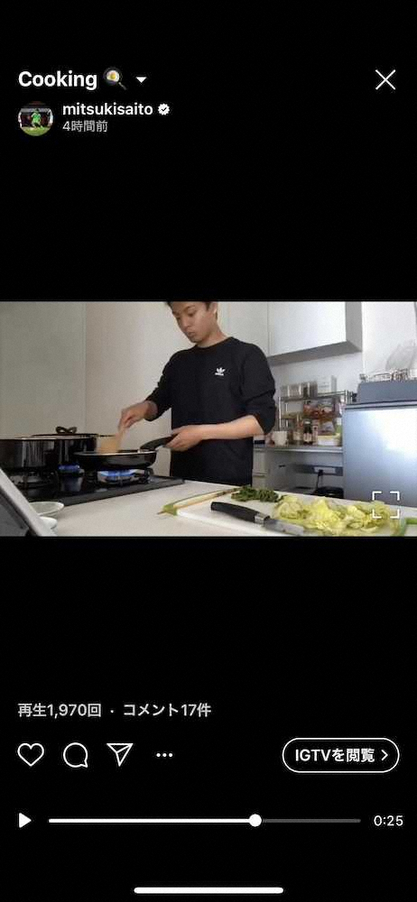 自宅のキッチンで手際よく料理する湘南・斉藤（本人インスタグラムから）