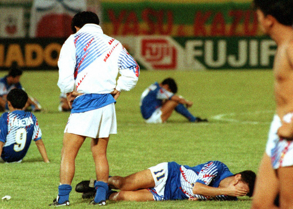 93年10月28日、W杯アジア地区予選最終節でイラク代表に敗れ、ピッチで泣き崩れる三浦知良（11）