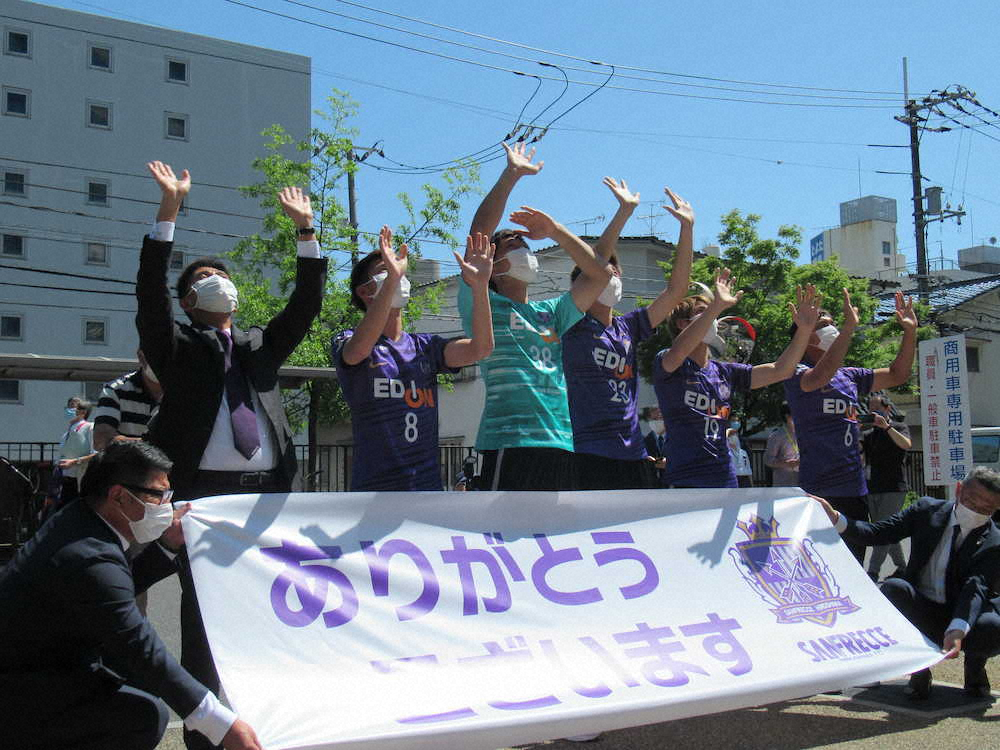 広島大学病院を訪れ、医療従事者や入院患者らを激励する広島・城福監督（左から2人目）と選手たち