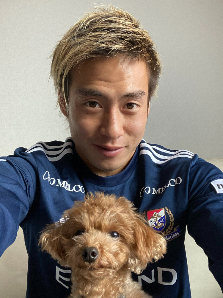 【我が家のアイドル】横浜FW仲川輝人と愛犬レイくん　ボール遊びの“キレキレ感”J得点王のお手本に