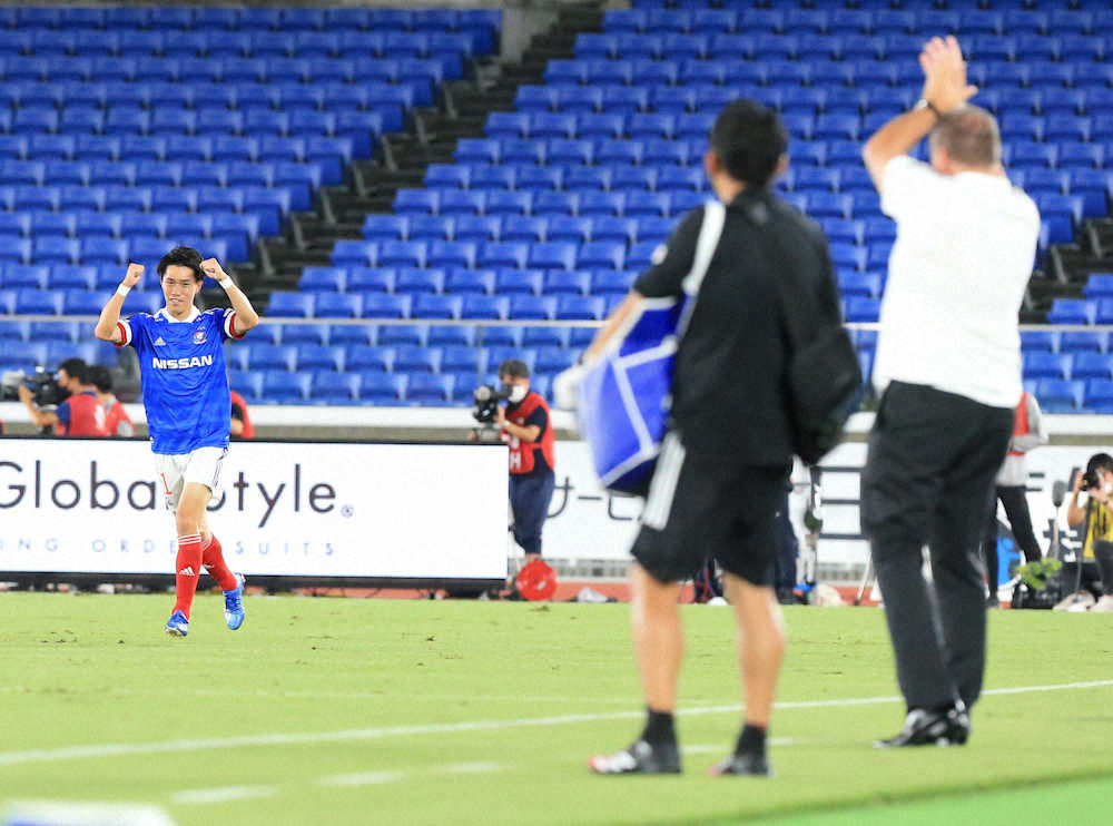 ＜横浜・FC東京＞前半、横浜・遠藤（左）はゴールを決め喜ぶ（撮影・西尾　大助）