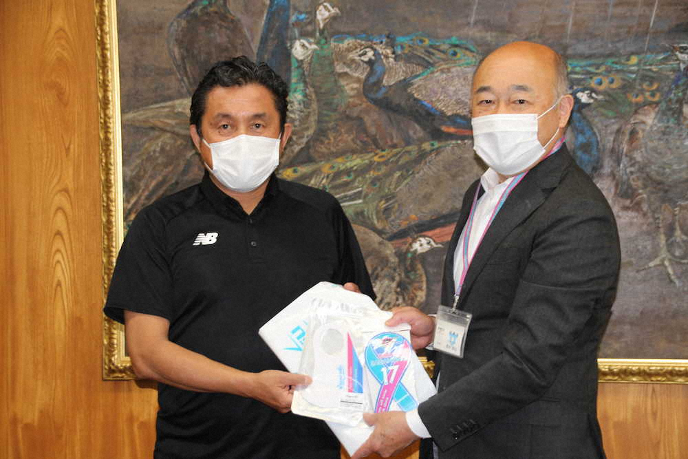 橋本鳥栖市長（右）に非売品の選手用マスクやステッカーを贈呈したJ1鳥栖の竹原社長（左）